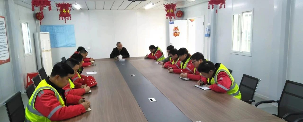 化機公司黨委書記、董事長、總經理楊中澤到肥業搬遷項目部現場辦公